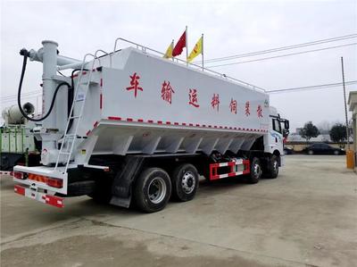 解放四軸飼料車 鋁合金罐體20噸不超載，高效運(yùn)輸新選擇
