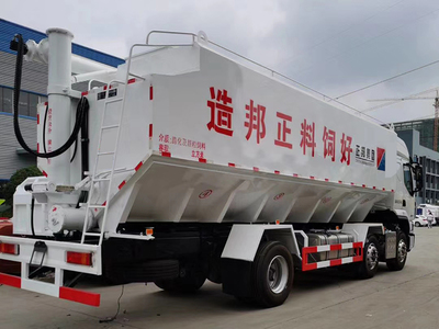 國六柳汽15噸小三軸散裝飼料車 高效畜牧運(yùn)輸?shù)狞S金選擇